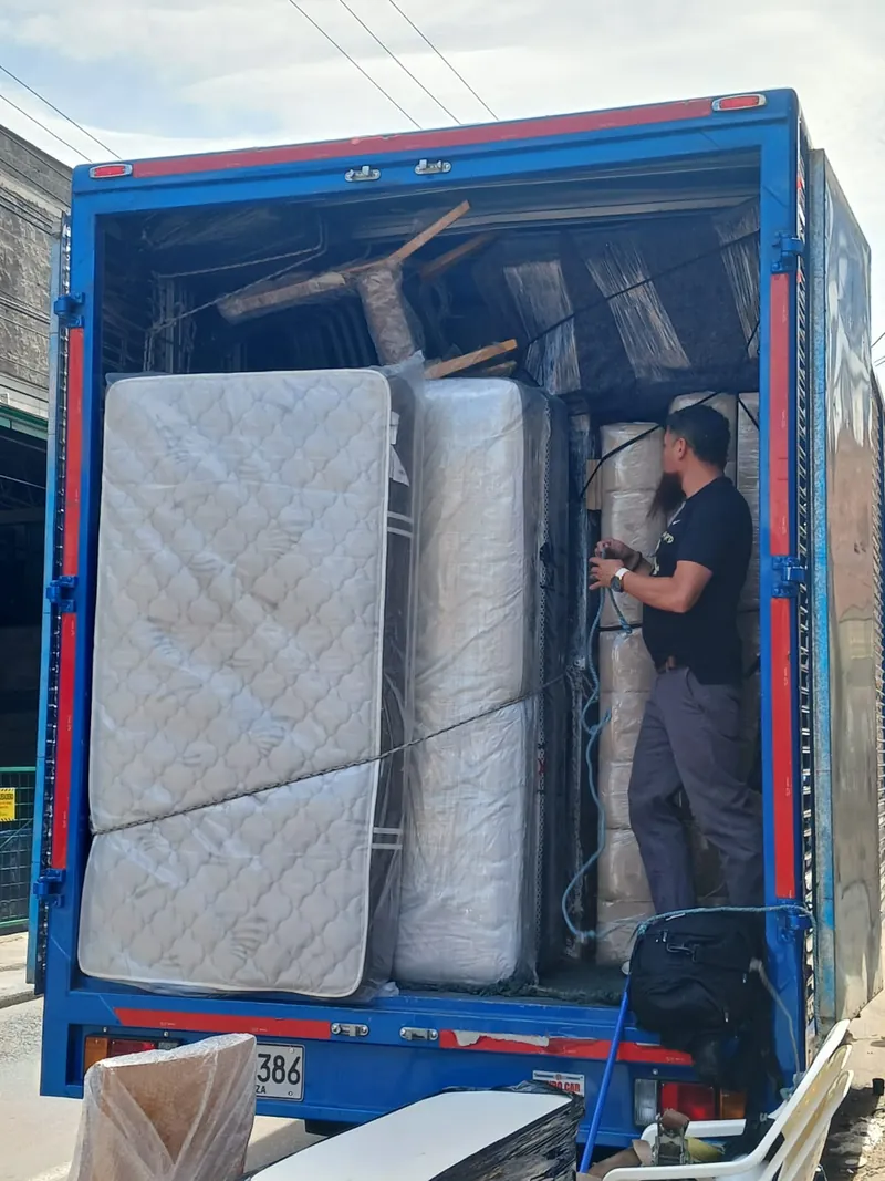 Colchones cargados y protegidos dentro del furgón