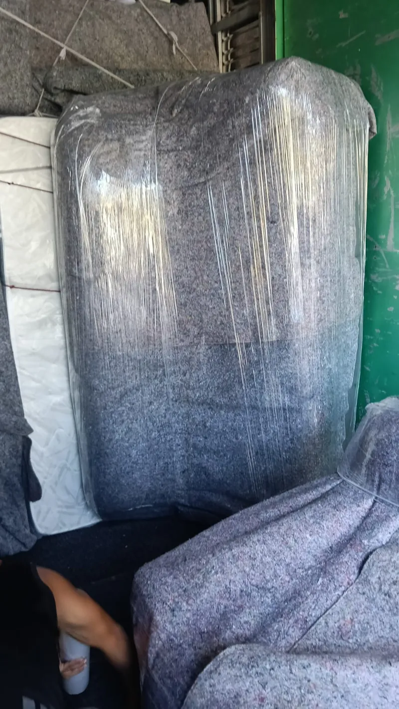Mueble envuelto en cobija acolchada y vinipel