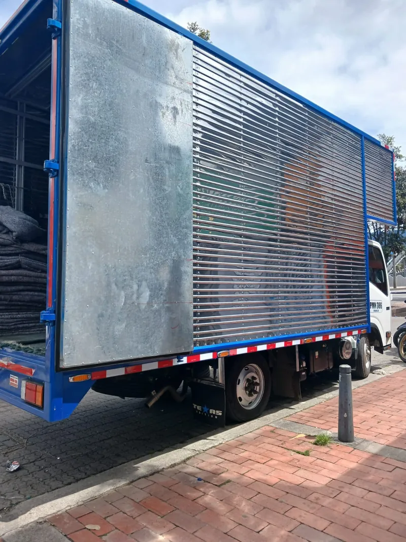 Furgón con puertas laterales de aluminio