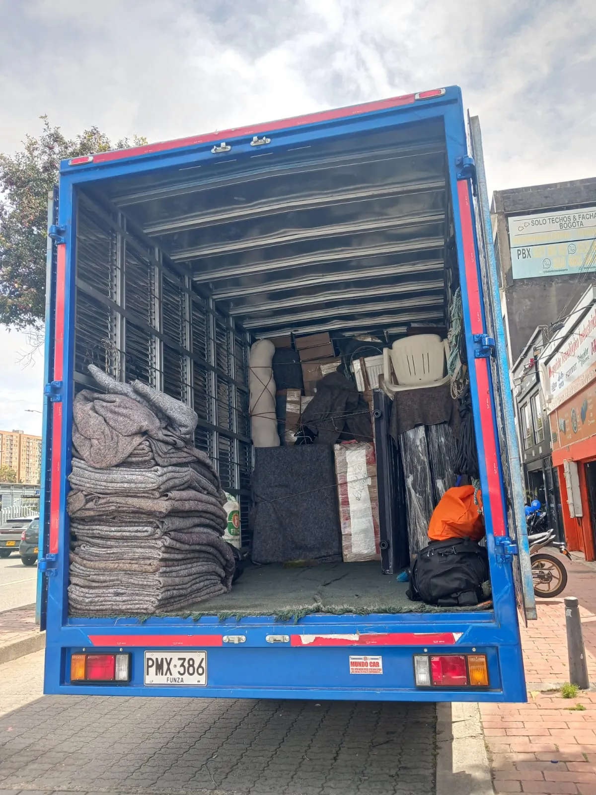 Interior de un furgón de Mudanzas TAVO con cobijas acolchadas y carga organizada